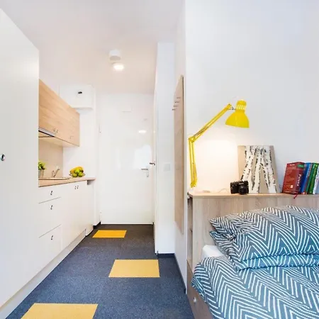 Modern In With Desk For Remote Work And Access To The Gym By Renters Apartmán