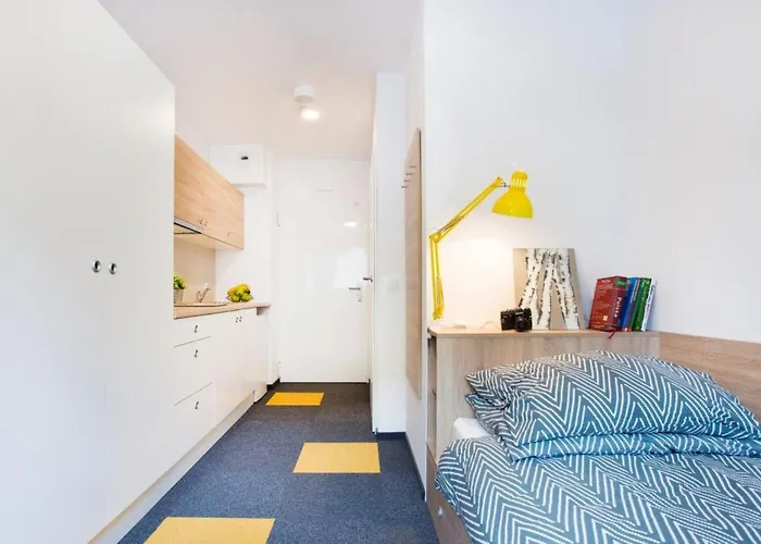 Modern In With Desk For Remote Work And Access To The Gym By Renters アパート