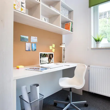 Apartman Modern In With Desk For Remote Work And Access To The Gym By Renters