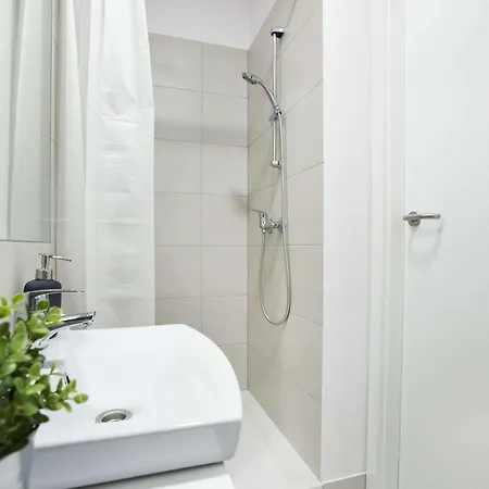 Apartament Modern In With Desk For Remote Work And Access To The Gym By Renters *