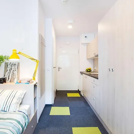 Modern In With Desk For Remote Work And Access To The Gym By Renters 브로츠와프